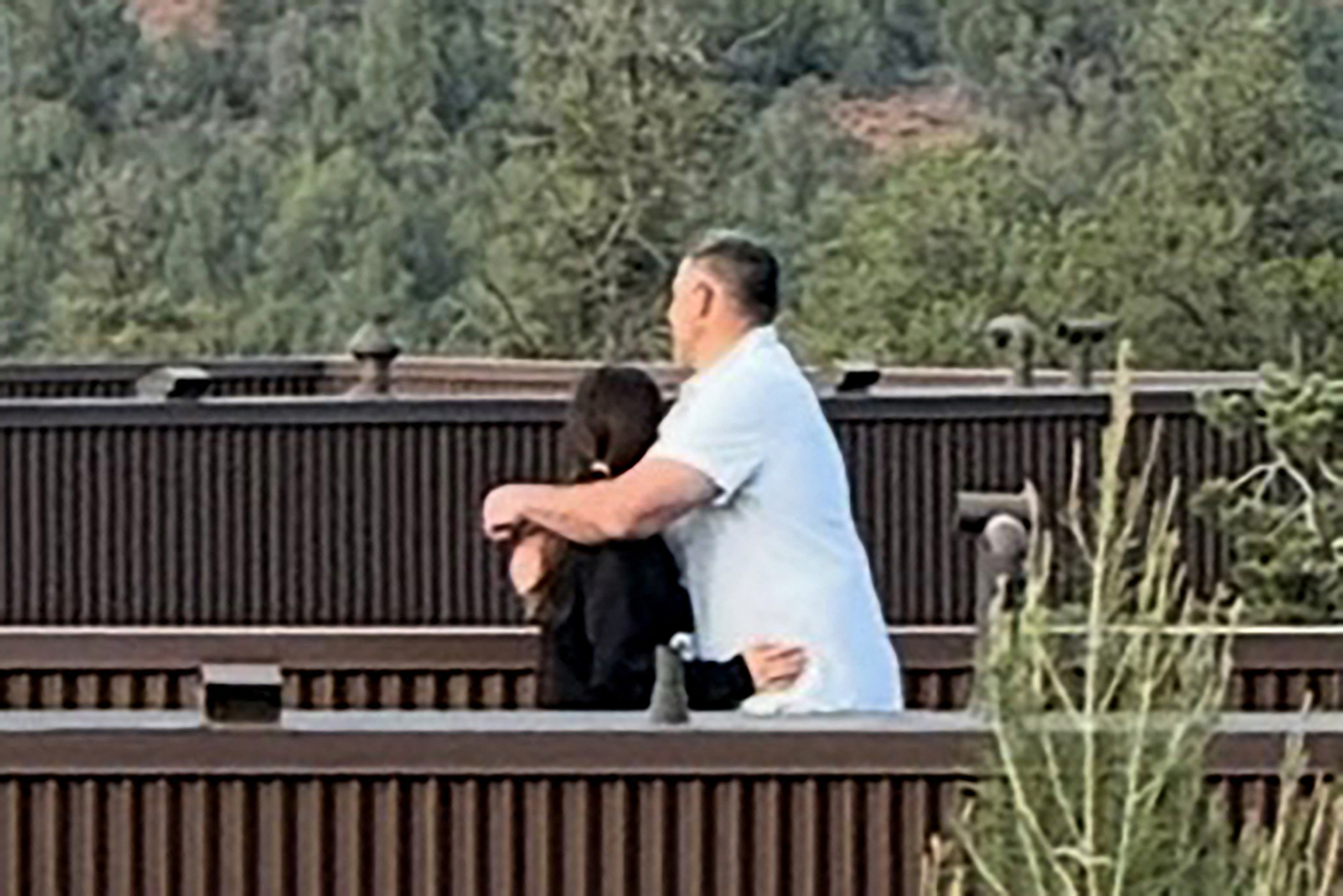 PREMIUM EXCLUSIVE: New England Patriots Mike Vrabel and top NY Times NFL reporter Dianna Russini hold hands and hug at luxury hotel